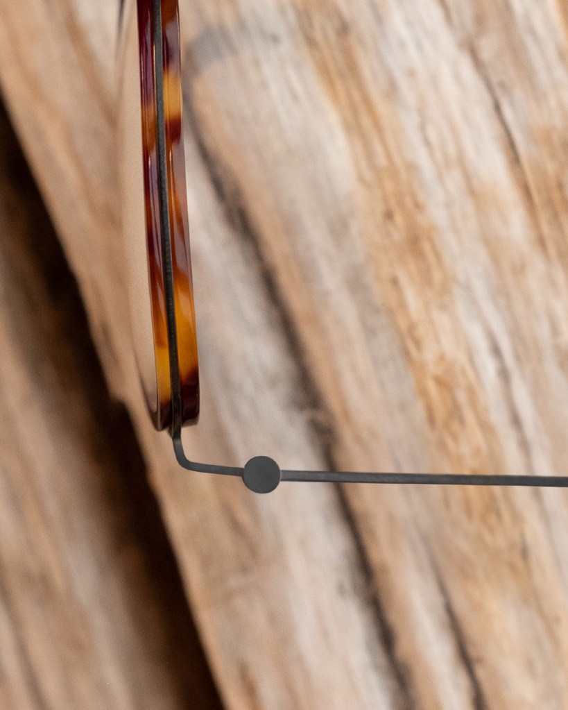 A distinguished eyewear design, defined by the screwless hinge and the acetate rim that encompasses the thin titanium strip #VisionaryByDesign #LINDBERG #LINDBERGeyewear

Model: 5806
Colour: PU9, K25